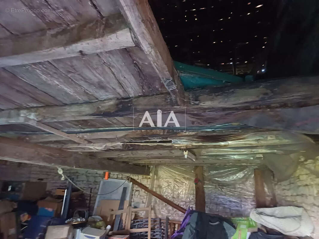 Maison à LES ADJOTS