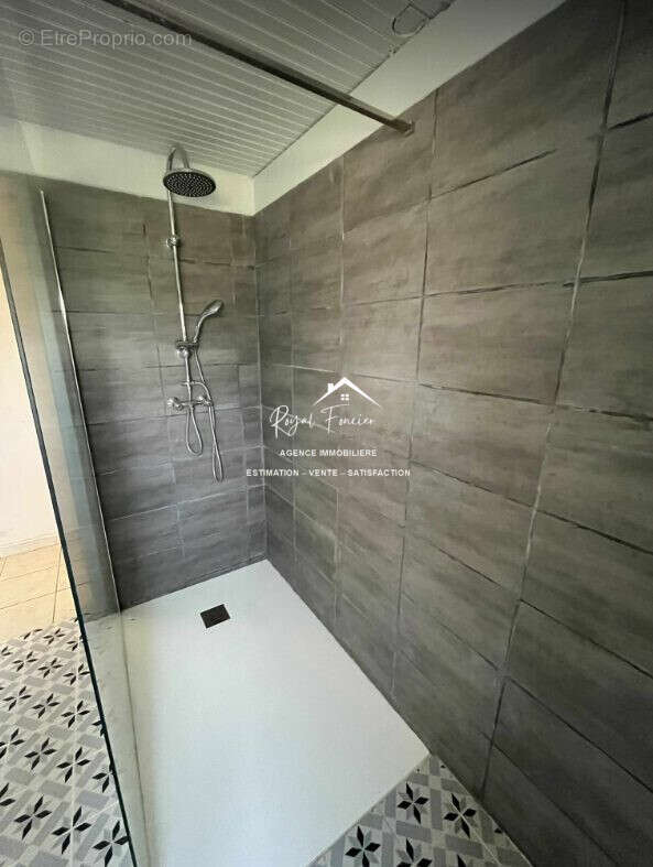 Salle d&#039;eau - Maison à MARIGNY-MARMANDE