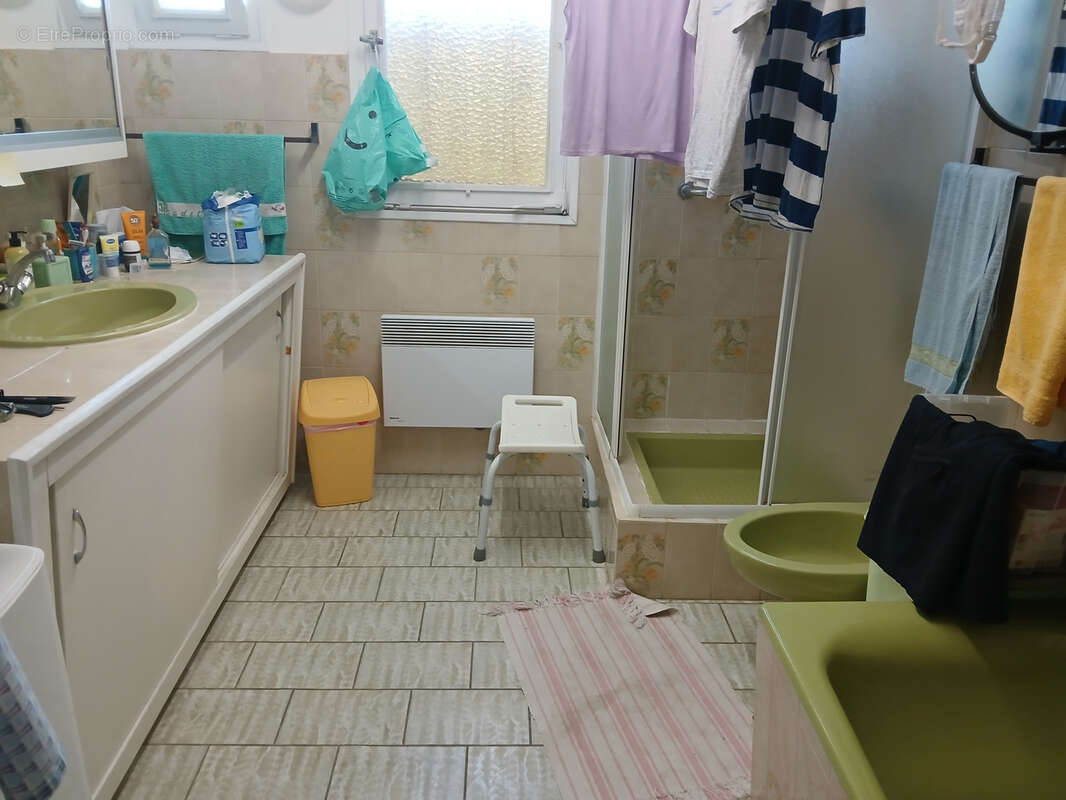 Villa sur 3 faces , 3 niveaux, 5 chambres , 2 bains, jardin , garage et parking. - photo 14
