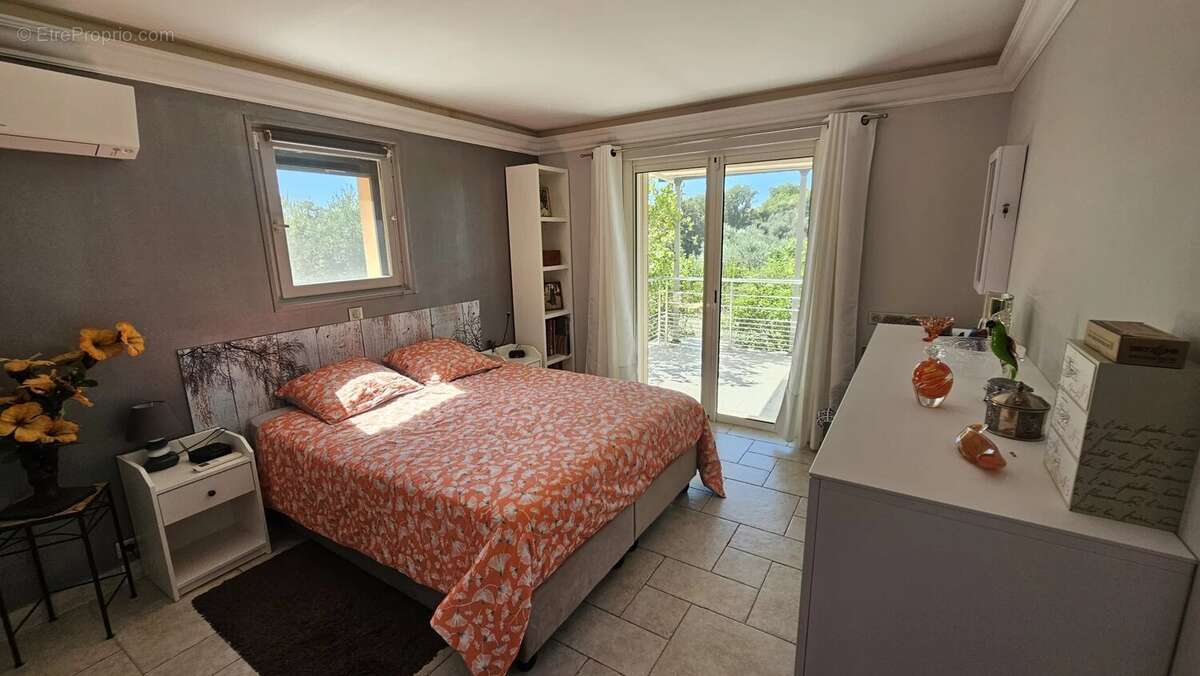 Maison à CHATEAUNEUF-GRASSE