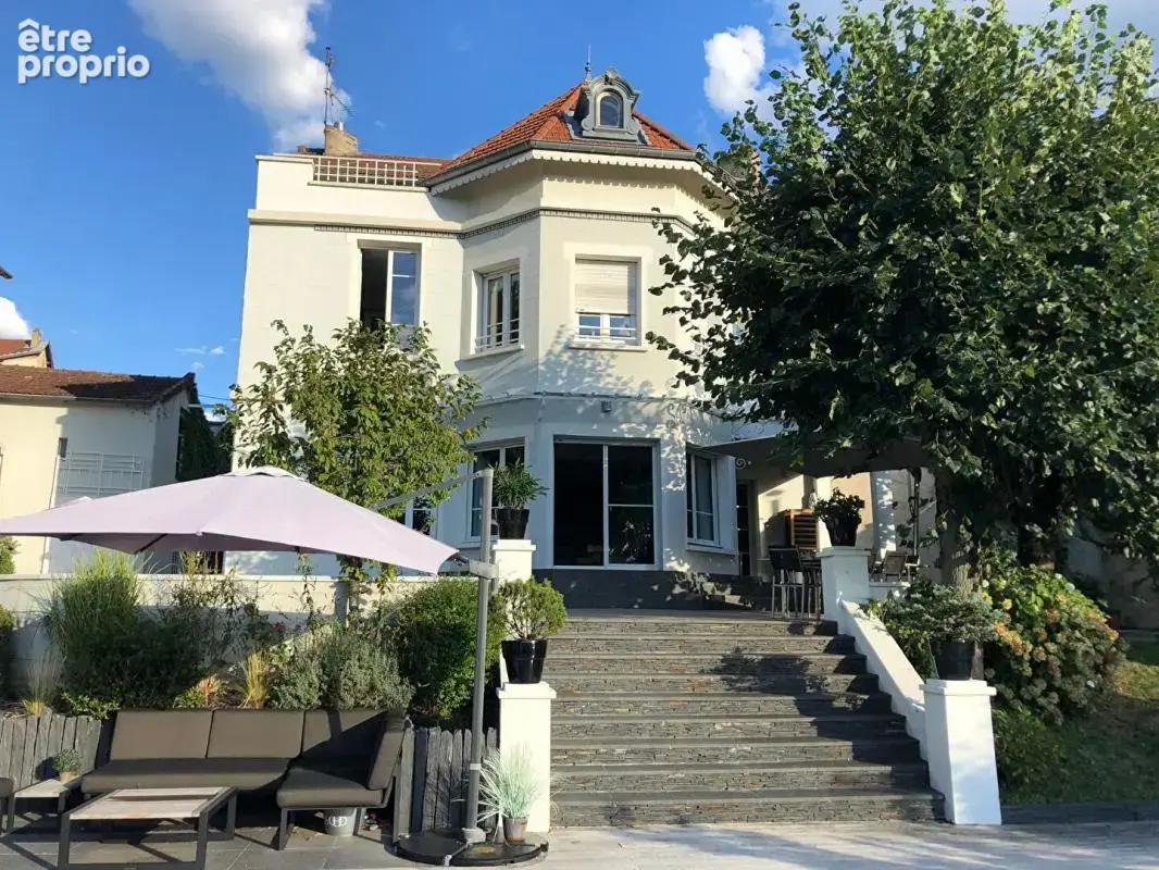 Saint Etienne maison de Maître de 275 m²  5 chambres, avec piscine, dépendance et carport sur 1900m² de terrain - photo 2