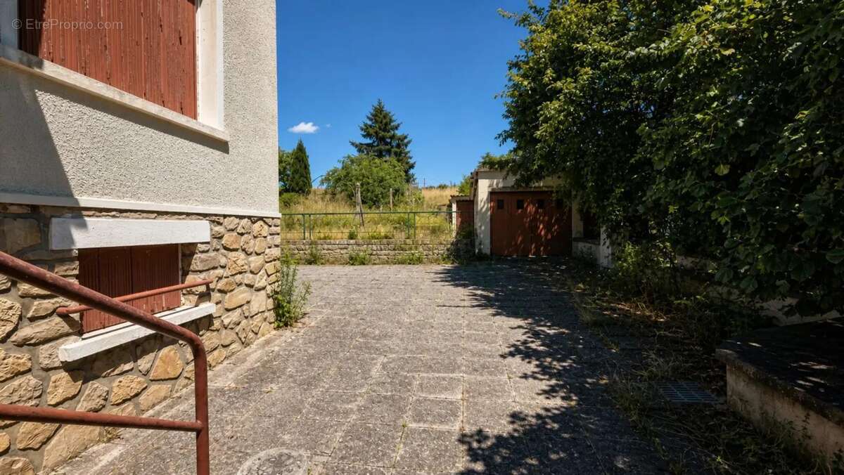 Grande maison familiale sur 968 m² avec double garage - photo 7