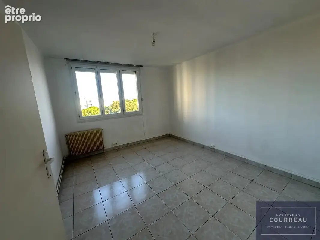 F3 de 59 m2 situé près de l'Arène, 4ème étage • Balcon • Parking • Lumineux et calme - photo 5