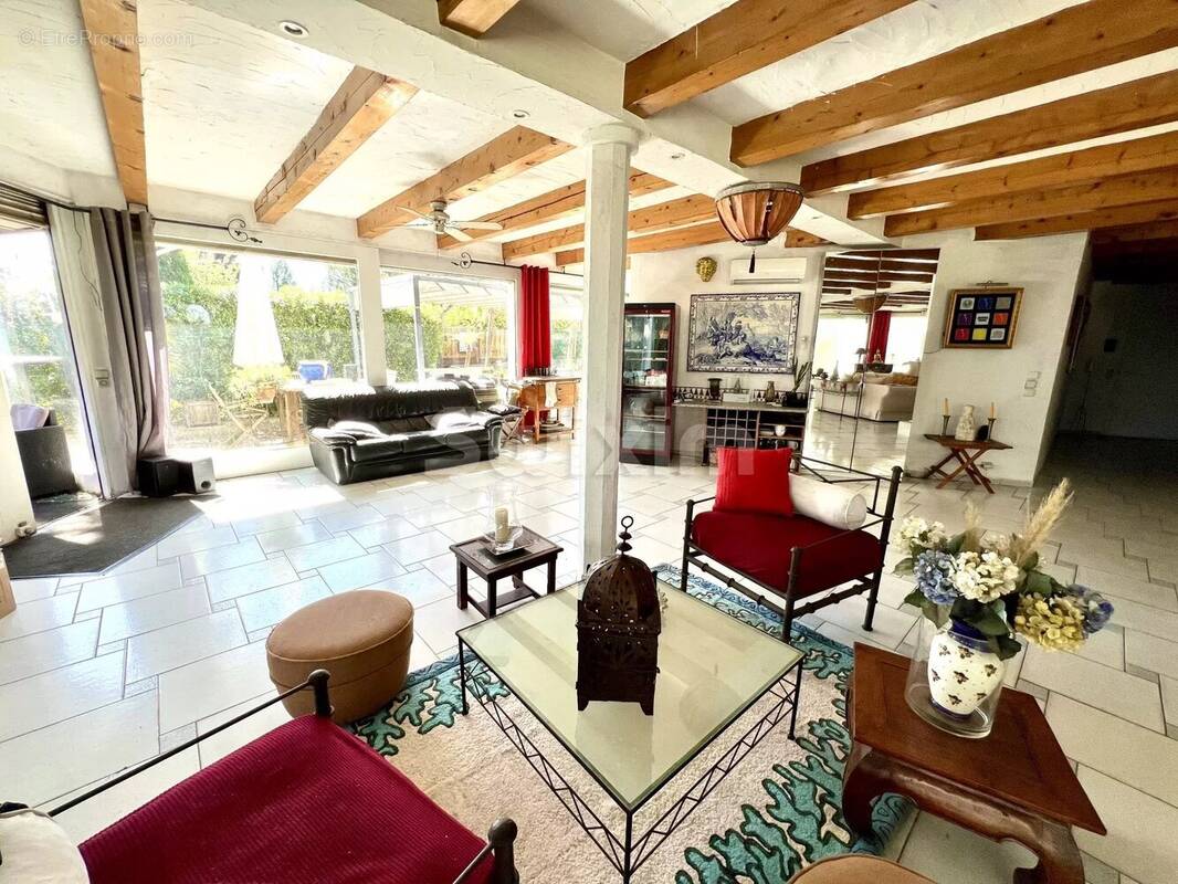 Maison à VESTRIC-ET-CANDIAC