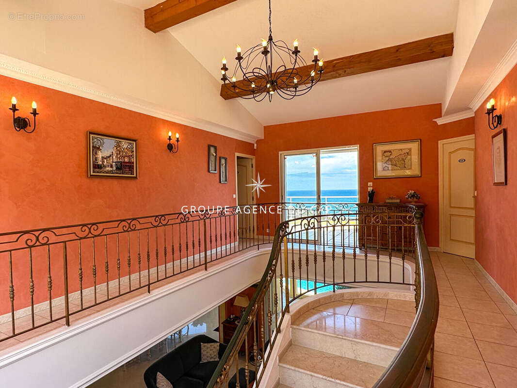 Villa vue mer avecT2 indépendant plus un  terrain de 2094 m² à l'arrière, constructible aux Issambres - photo 12