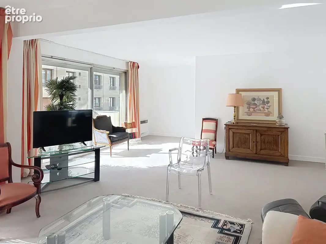 Appartement traversant de 137 m2 ascenseur, balcon terrasse, cave et box - photo 2