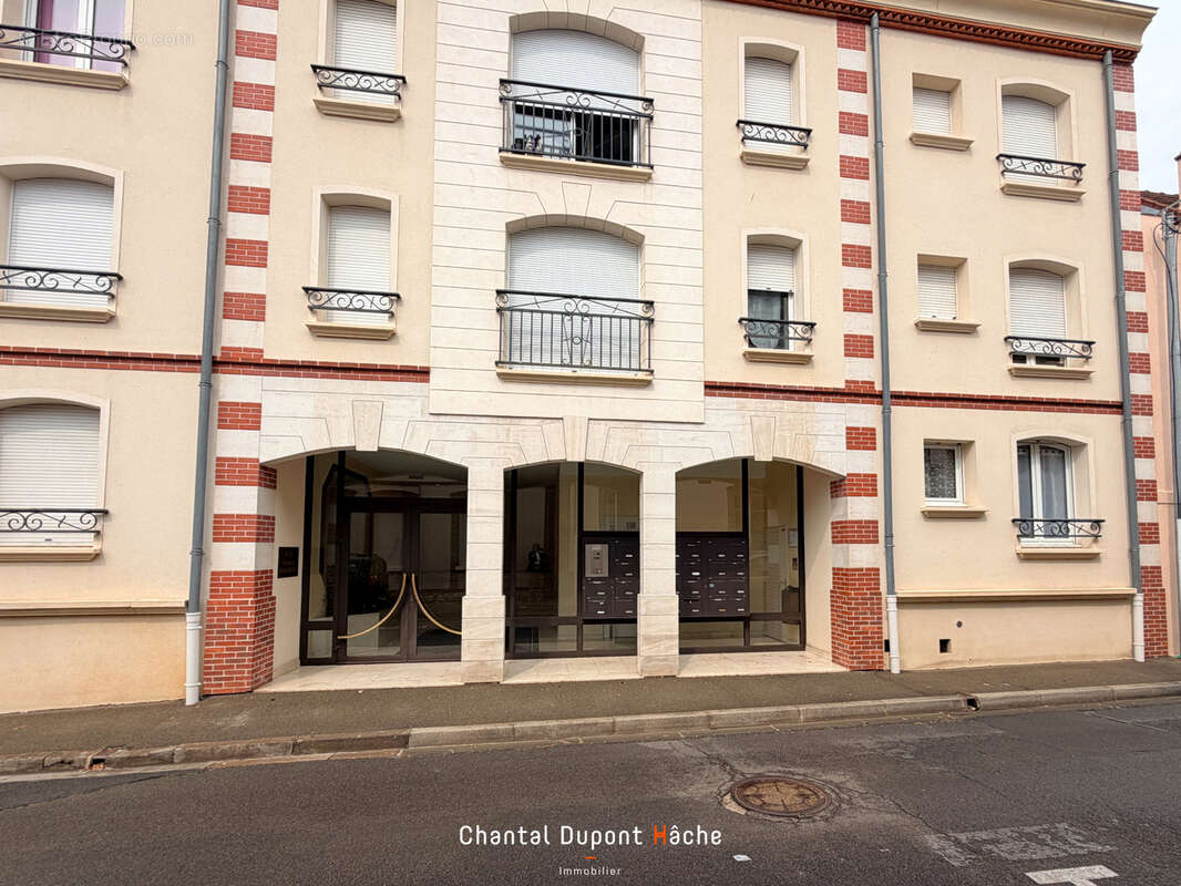 CHARTRES CHANZY- Très beau studio avec parking sécurisé, ascenseur. - photo 3