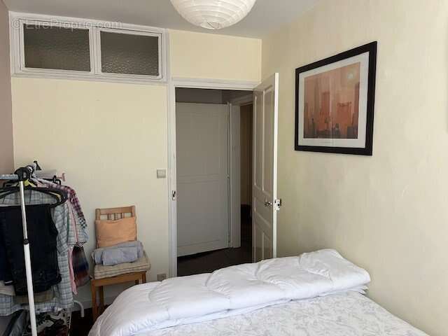 Appartement à LES SALLES-LAVAUGUYON