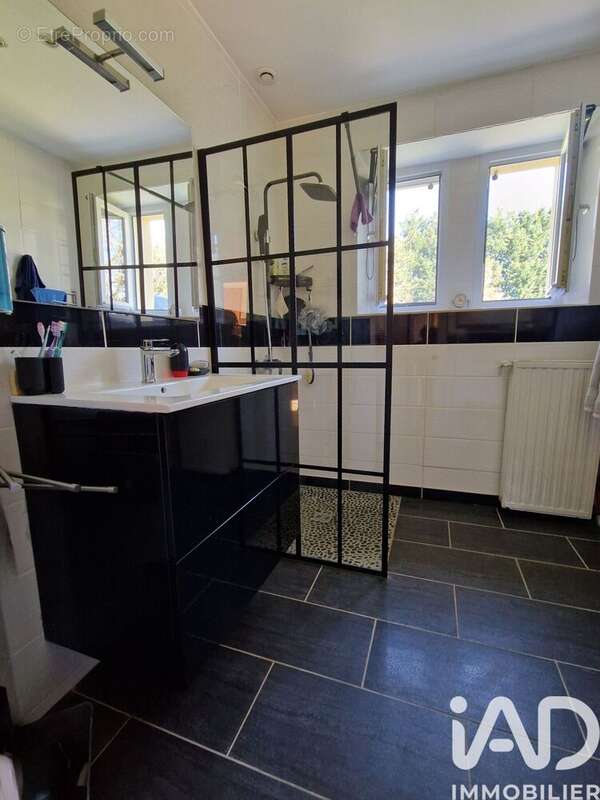 Maison 100 m² à Saint-Cyr-Les-Champagnes  - photo 8
