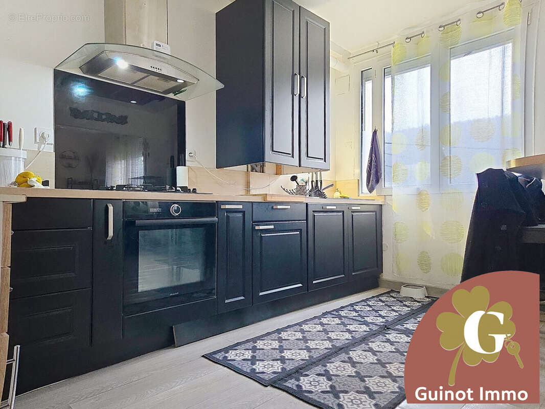 Cuisine aménagée et équipée - Maison à LILLEBONNE