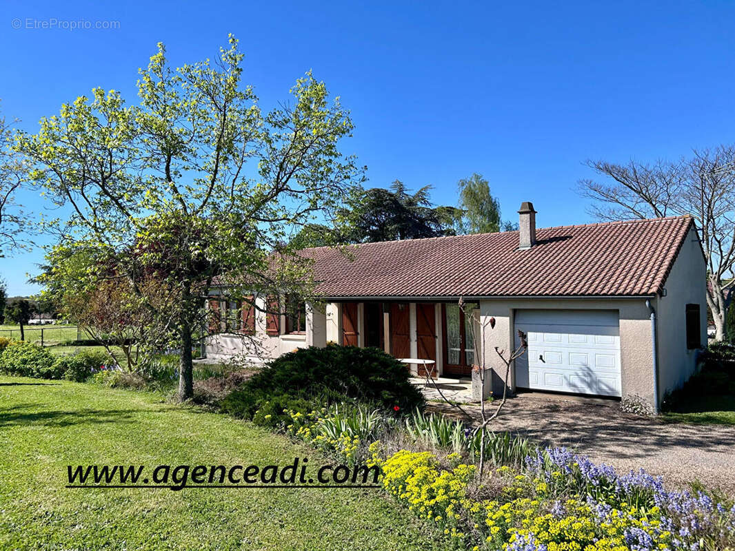 Maison à SAINTE-NEOMAYE