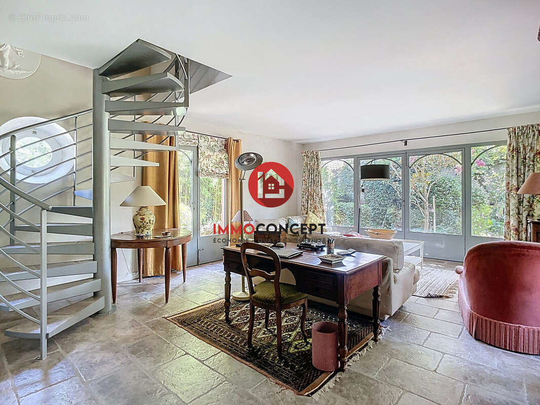 Maison 180 m² à Villeneuve-Les-Avignon  - photo 4