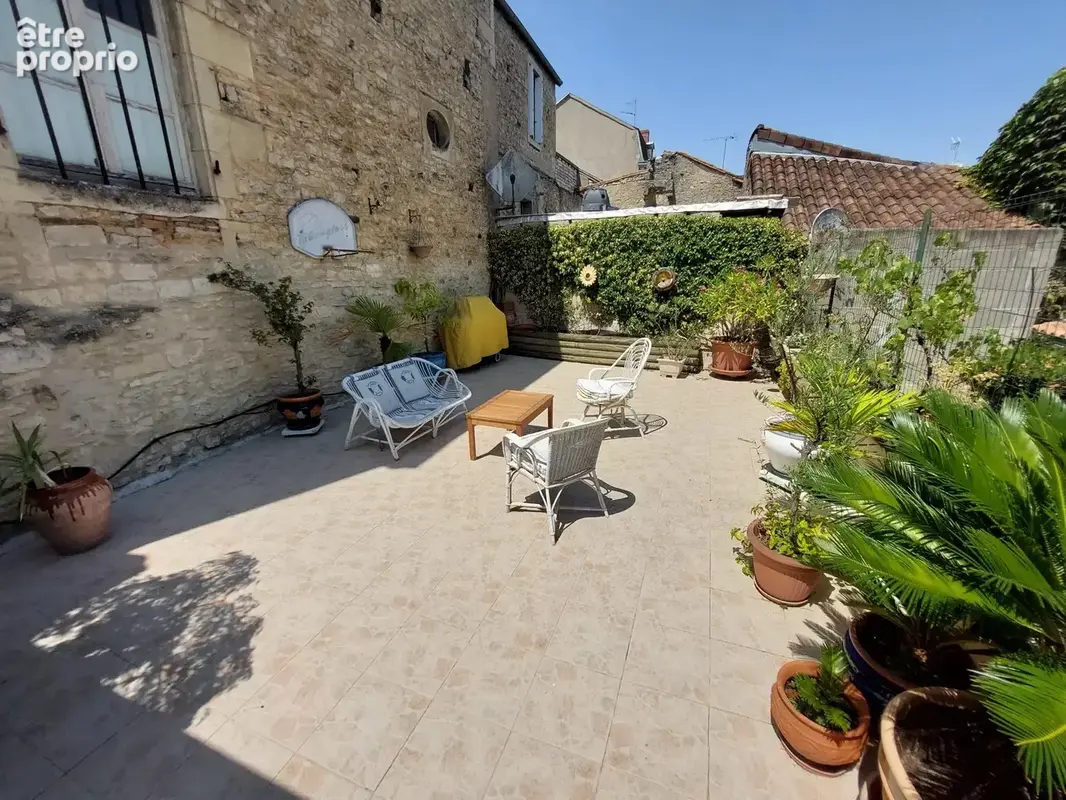 Immeuble centre-ville de Ruffec composé d'un local commercial (actuellement loué) et une maison 4-chambres avec terrasse - photo 23