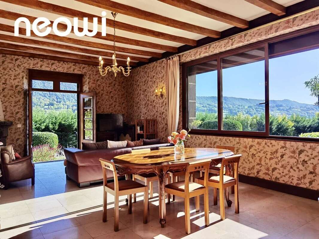 Maison à VIC-SUR-CERE