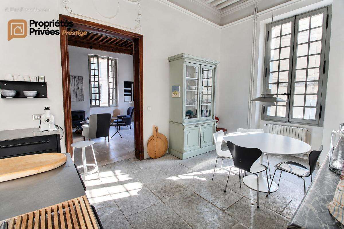 UZÈS : Une adresse d'exception Hôtel particulier de 316 m², vendu dans son intégralité, sur la prestigieuse Place Dampmartin - photo 3