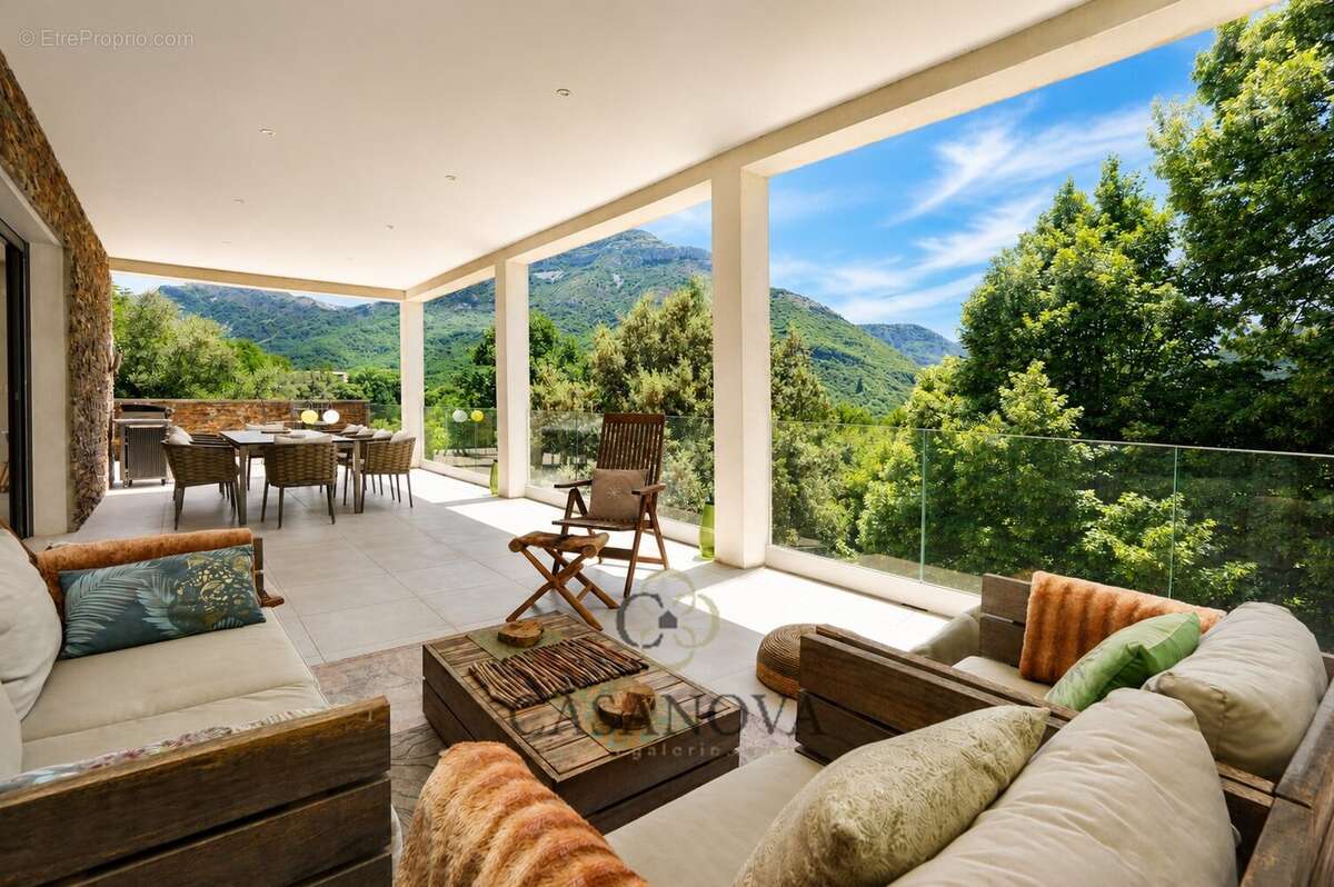 Propriété avec piscine intérieure et extérieure avec terrain de 5 300 m² à Sumène - photo 6