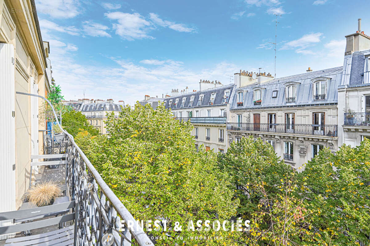 59374284e.jpg - Appartement à PARIS-18E