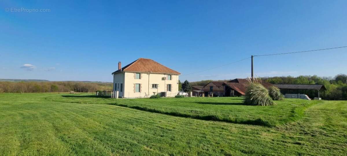 Maison à CASTELNAU-MONTRATIER