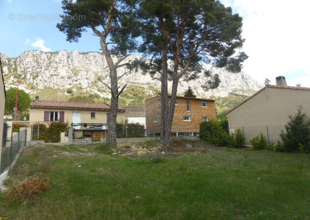 Terrain à SERANON