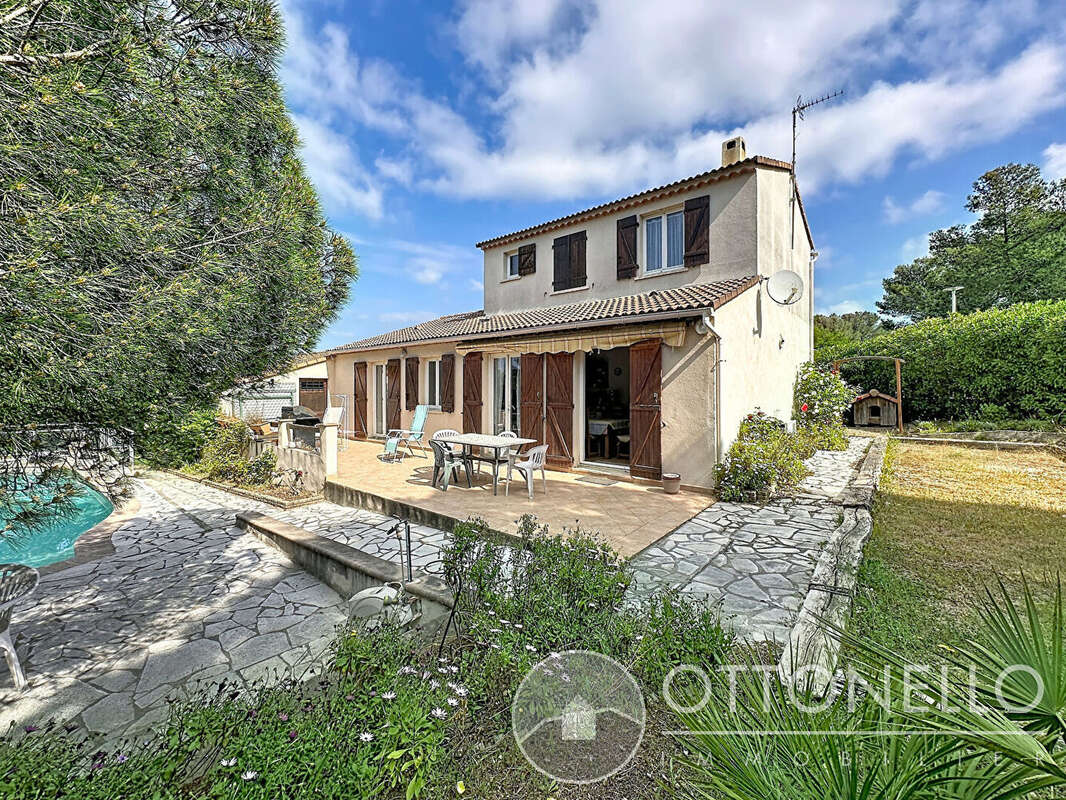 Maison à ROQUEBRUNE-SUR-ARGENS