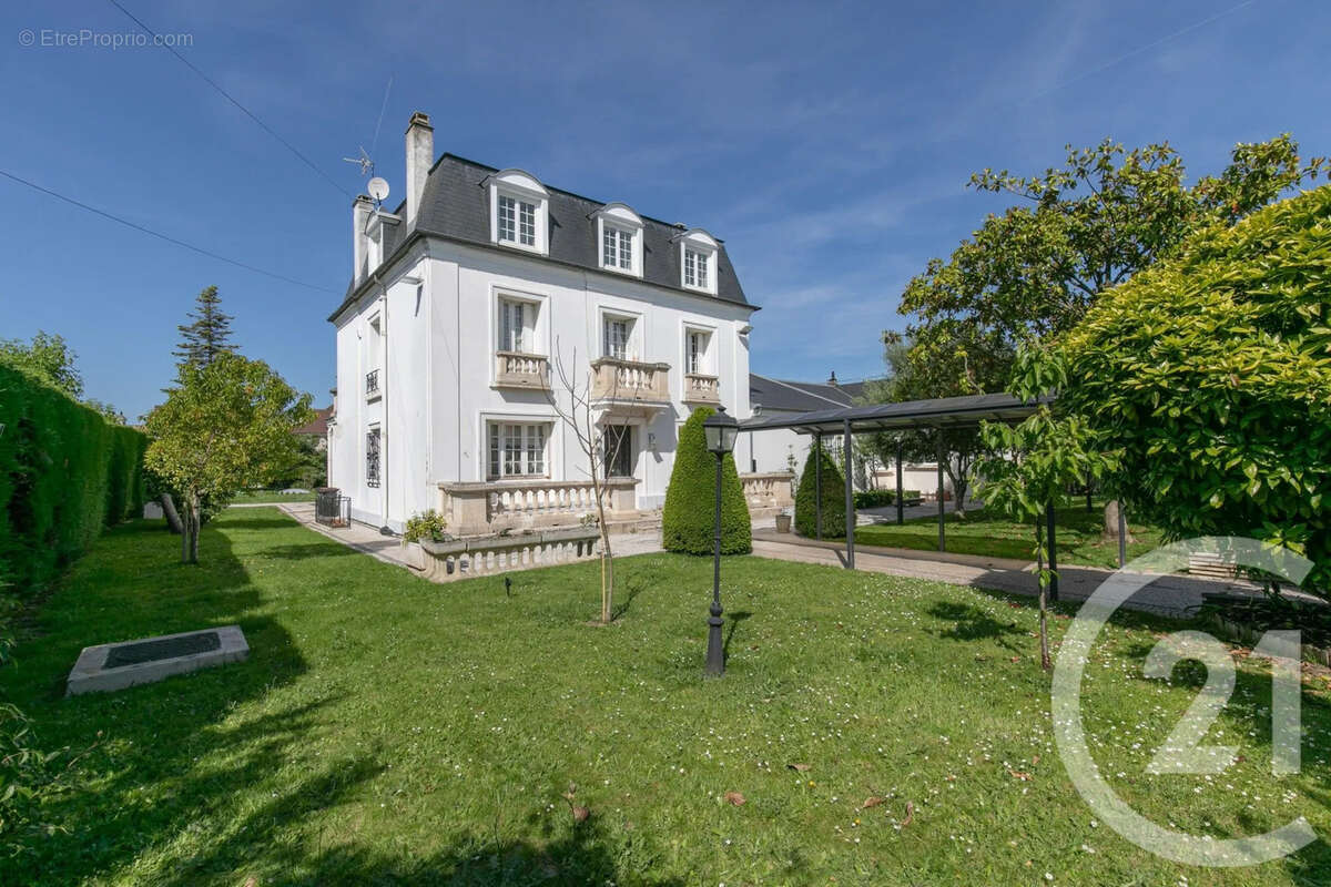 Maison à SAINT-MAUR-DES-FOSSES