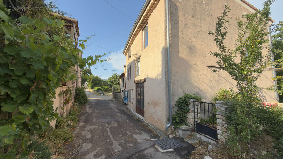 172 m2 - Grand potentiel - Toiture neuve - 10 couchages - Jardinet - photo 2