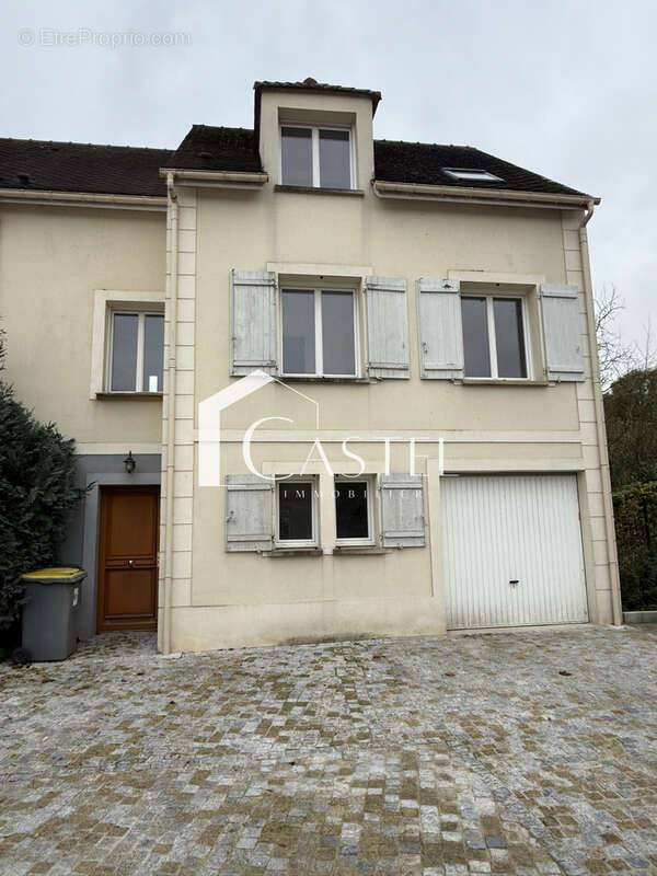 Maison à MORAINVILLIERS