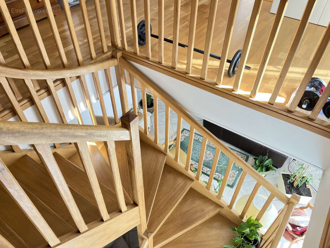 escalier desservant tous les étages - Maison à BUC