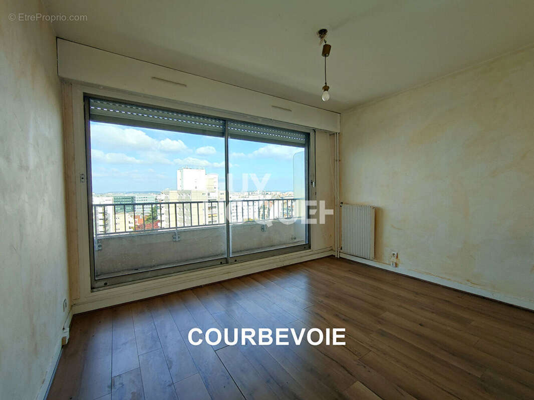 Appartement à COURBEVOIE