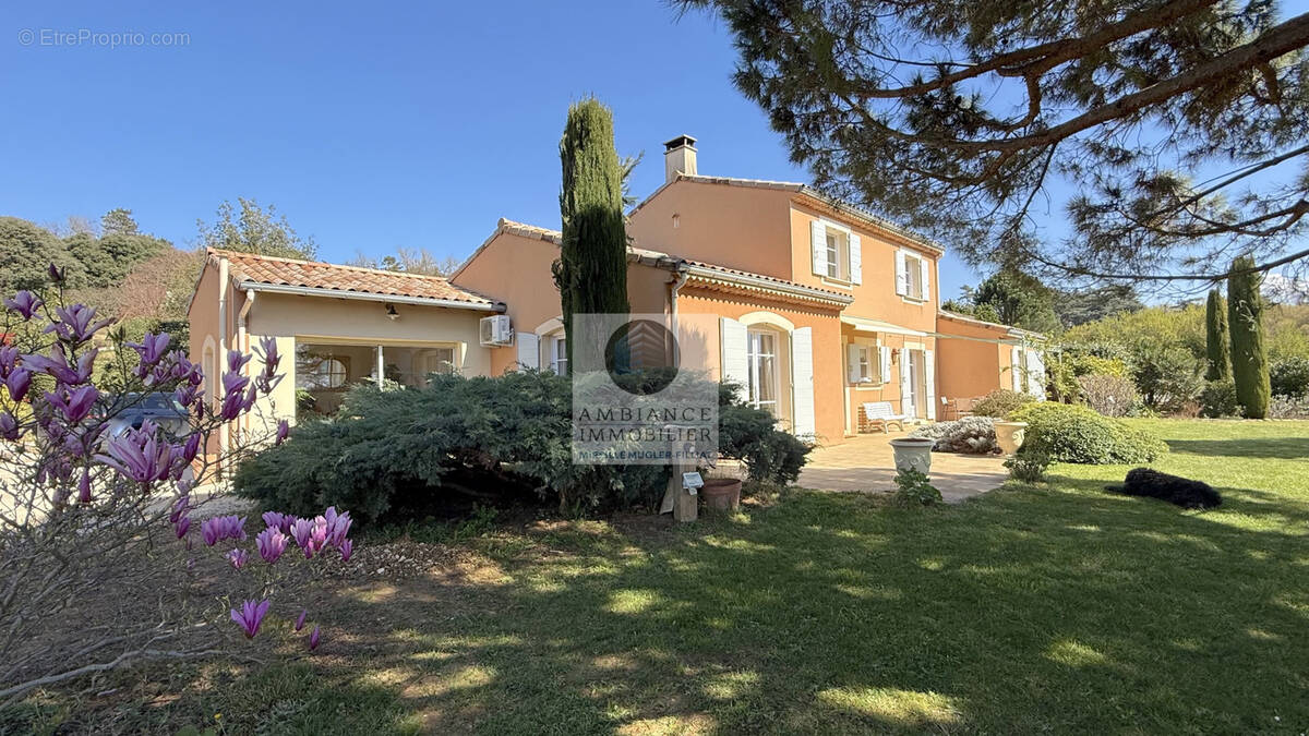 Maison à MONTELEGER