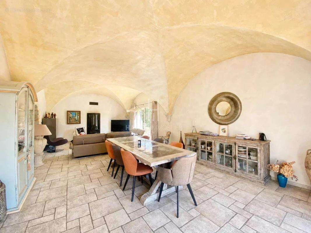 Maison à FONTVIEILLE
