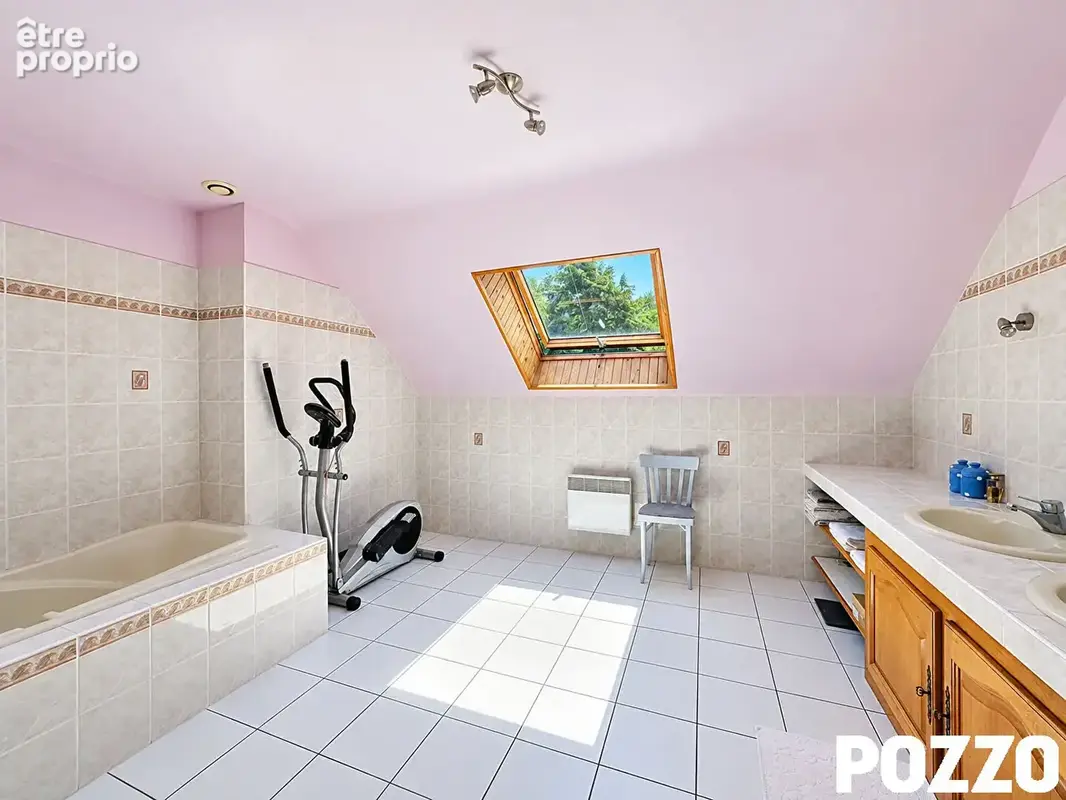 À VENDRE - Maison dans le bourg de Bréhal de 255m² au calme avec parc arboré - photo 13