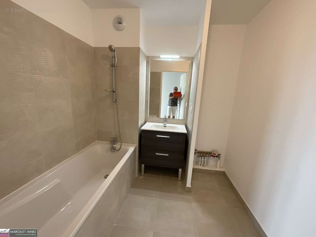 APT T3 offrant 68 m² avec terrasse 29 m² et parking au 3° étage avec ascenseur... - photo 6