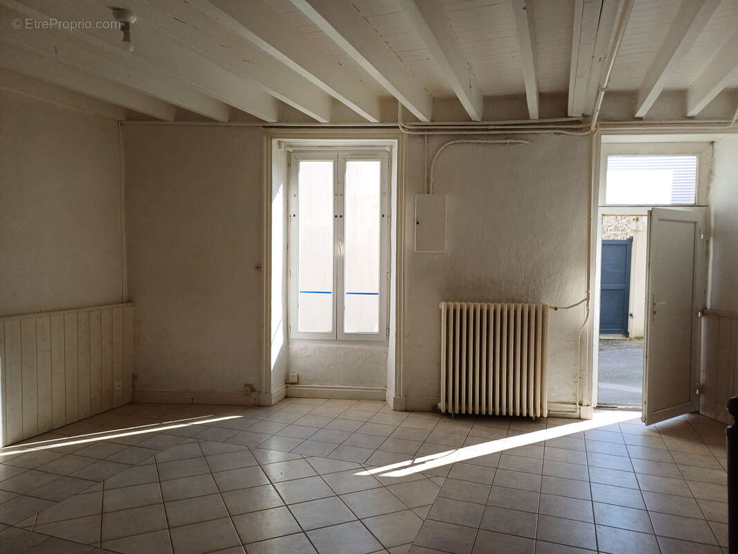 Maison à LA CHAIZE-LE-VICOMTE