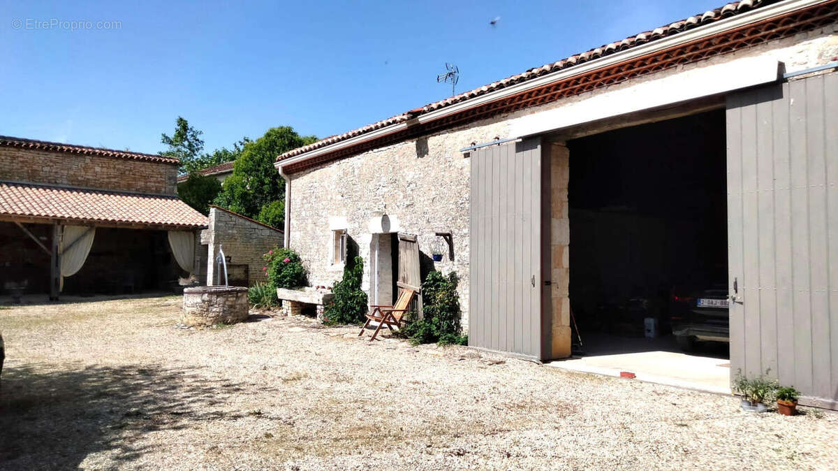 Magnifique Longère en Pierre, Maison d’Amis, Piscine, Vaste Grange, Vue Imprenable, Près d'Angoulême - photo 4