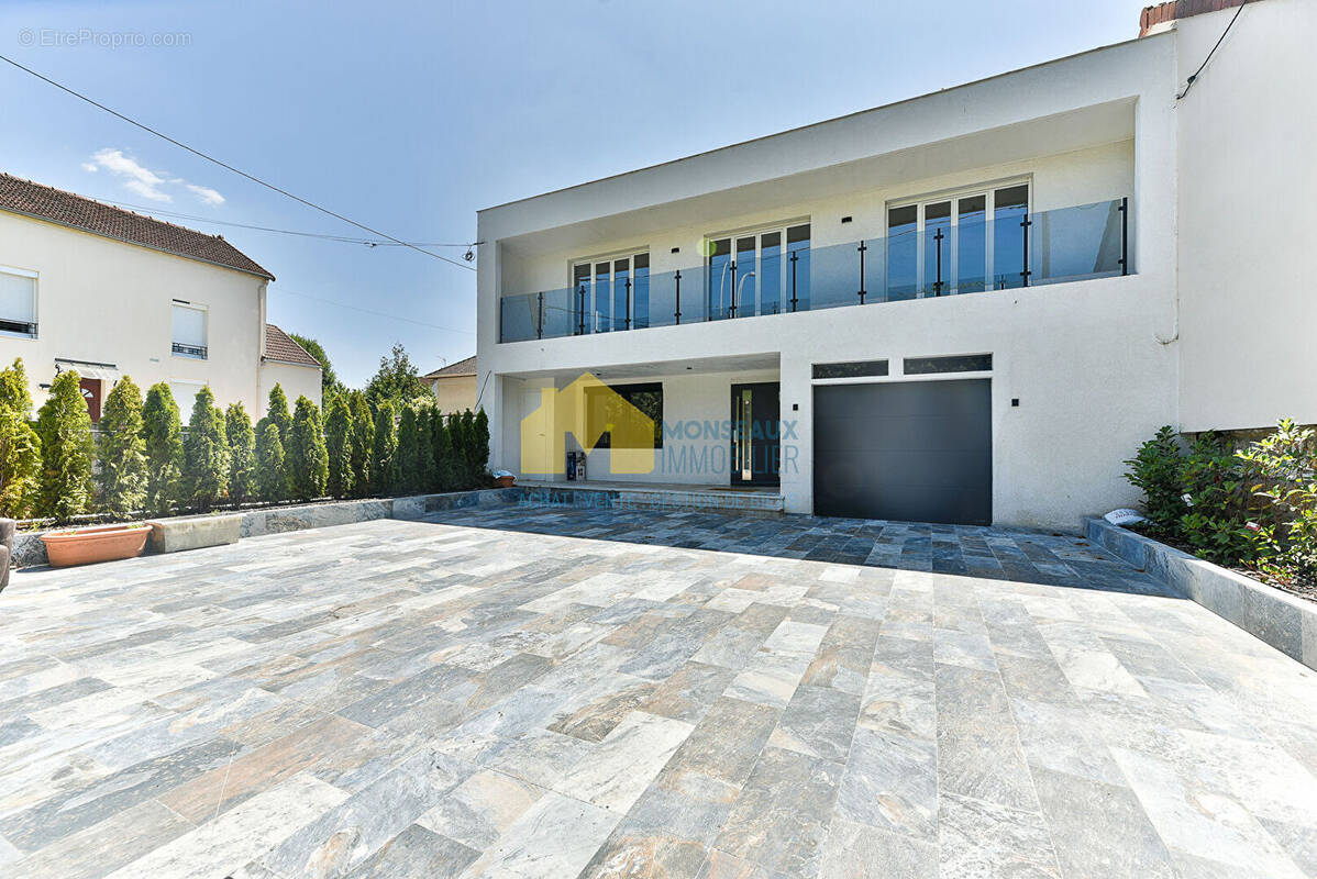 Maison à SAINTE-GENEVIEVE-DES-BOIS