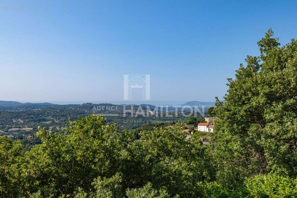 Maison à CHATEAUNEUF-GRASSE