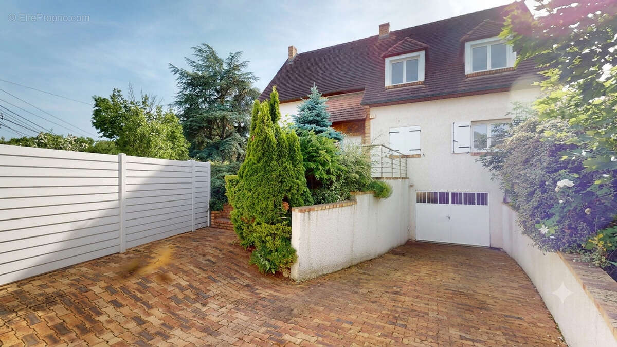 A SAINT-MAURICE-MONTCOURONNE - Maison traditionnelle sur sous-sol total - 8 Pièces - Jardin & Terrasse - photo 15