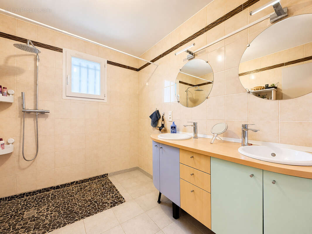 Maison de plain-pied de 109,5 m2 sur terrain constructible de 1 026 m2 - photo 9