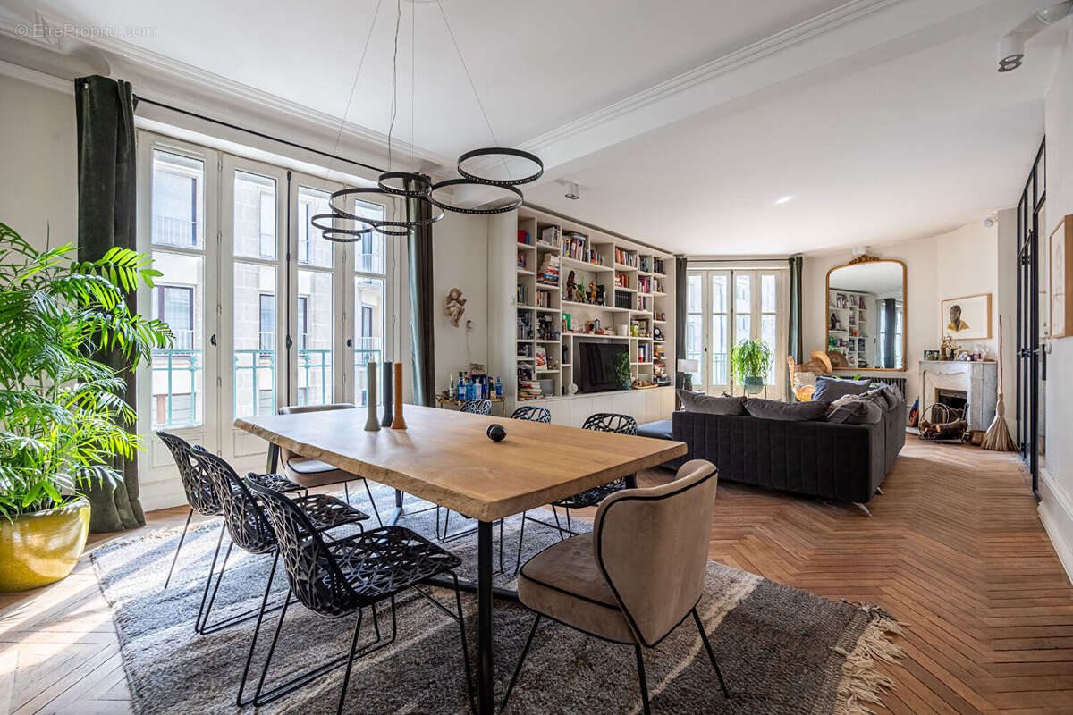 Appartement de prestige 134 m² dans un immeuble de caractère avec ascenseur et parking. - photo 4