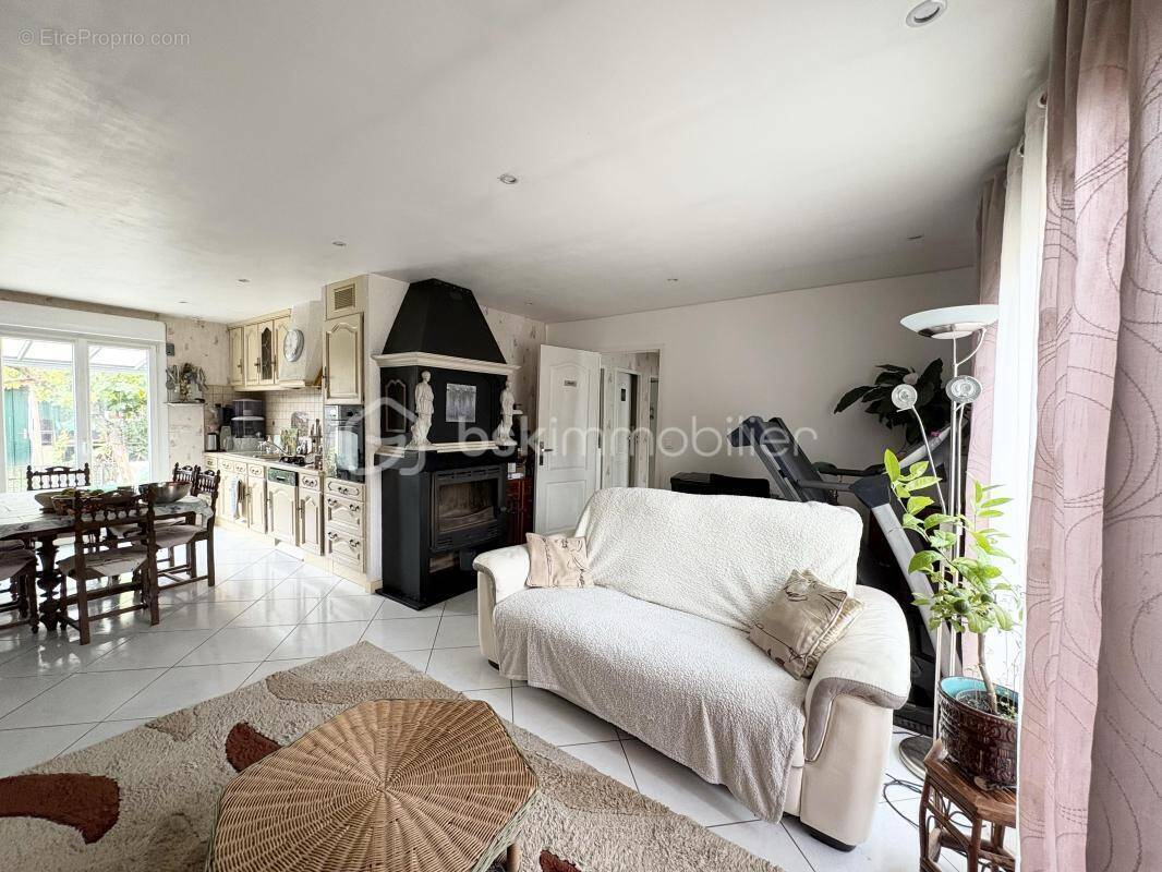 Maison à MONCETZ-LONGEVAS