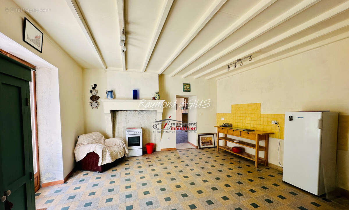 Charmant maison traditionnel en pierre de plain pied avec 2 chambres, 3 grandes granges et 1,7 ha de terrain e - photo 11