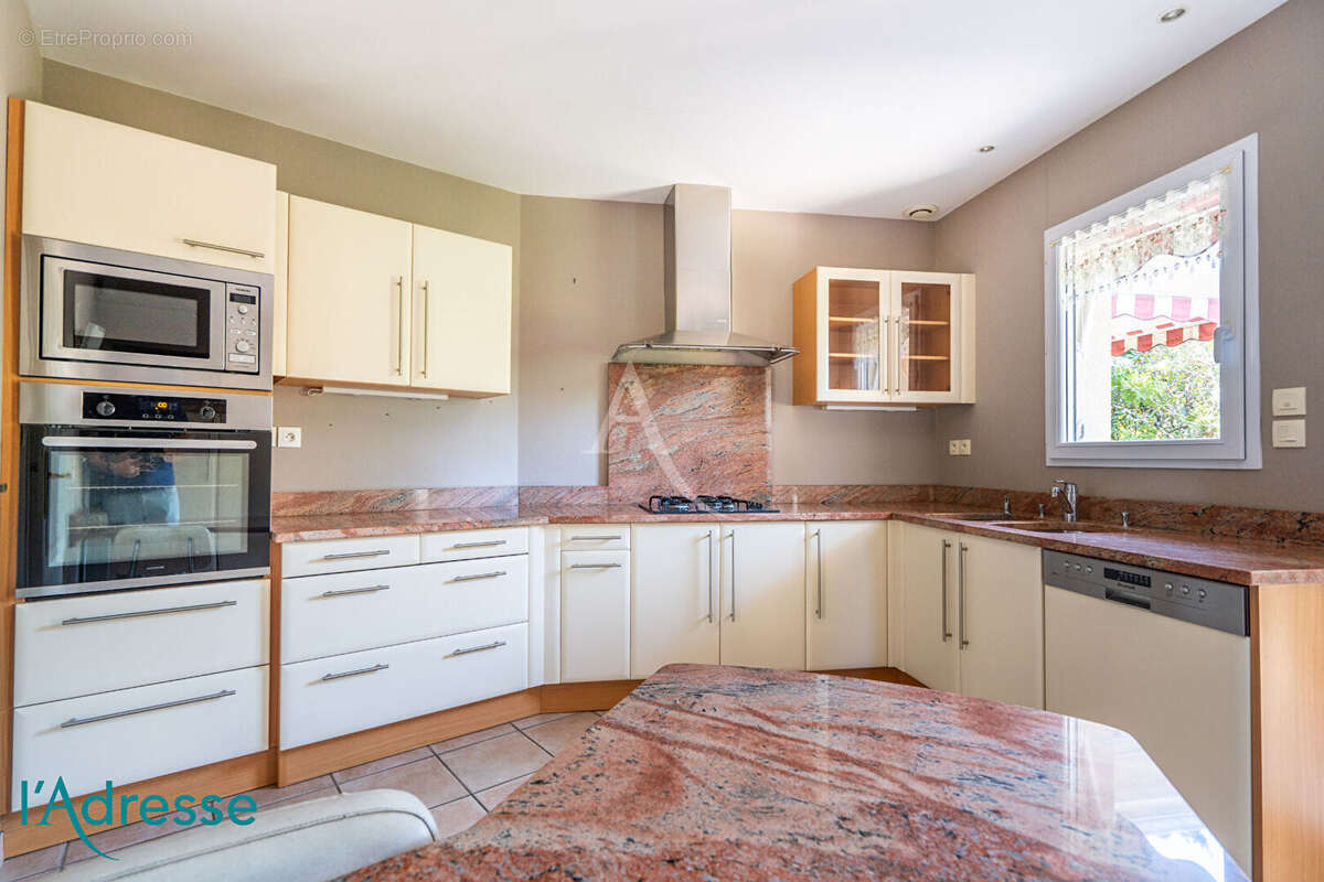 LEOGNAN BOURG - maison contemporaine de plain pied avec double garage - photo 6