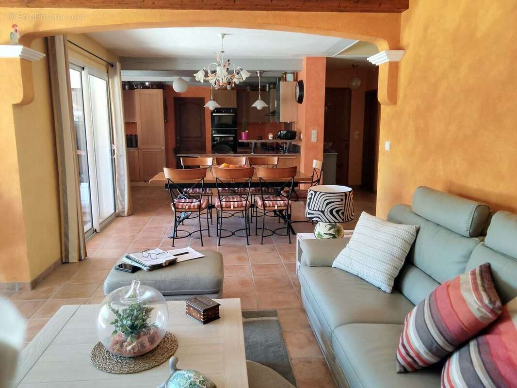 Maison 133 m² à Regusse  - photo 8