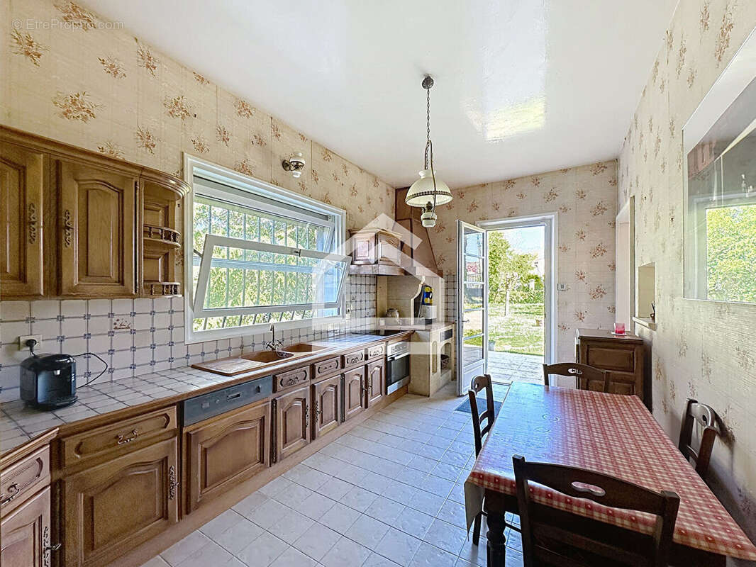 Maison à SAINT-MEDARD-DE-GUIZIERES