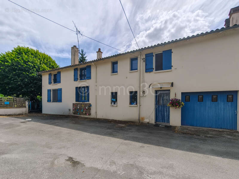 Maison à CHEF-BOUTONNE