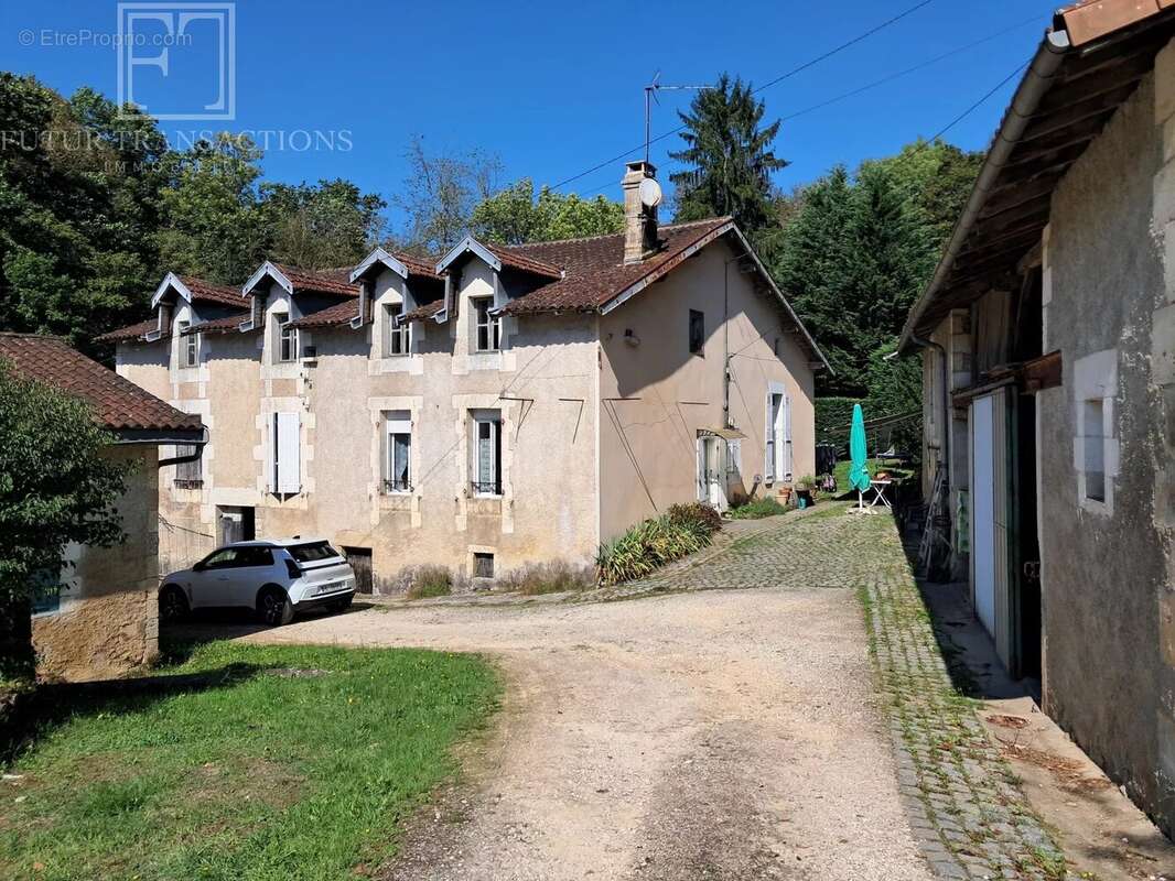 Maison à SAINT-MARTIAL-DE-VALETTE