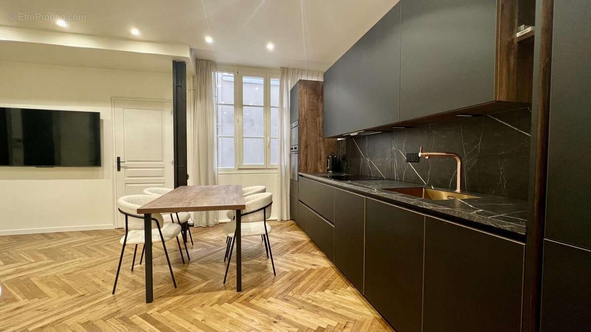 Appartement à PARIS-8E