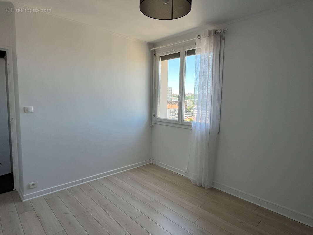 T4 lumineux avec balcon, cave et parking privé   10ème étage - photo 4