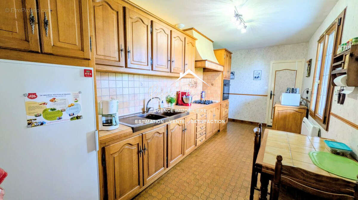 Cuisine A et E - Maison à DANGE-SAINT-ROMAIN